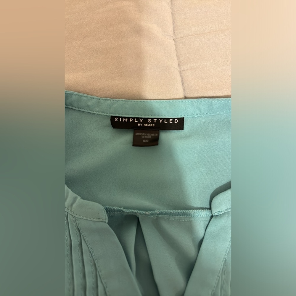 Simply styled small blouse - Picture 3 of 6